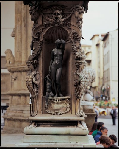 Danae und Perseus als Junge, von der Basis einer Skulptur von Perseus mit dem Haupt der Medusa (Detail) von Benvenuto Cellini